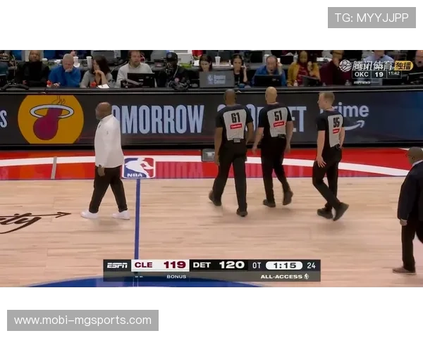 丹尼斯詹金斯关键时刻敢打敢拼 活塞替补席终获可靠持球点