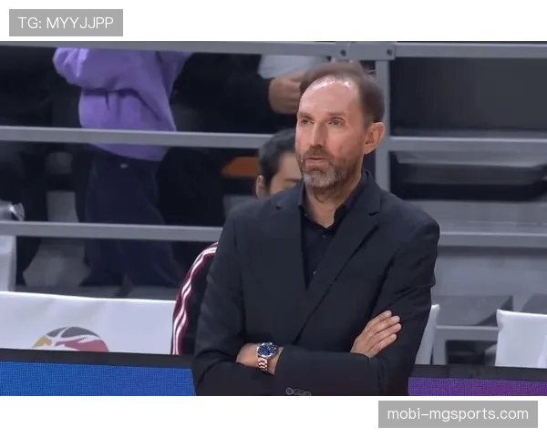 法莱卡斯防守布置明确，放弃外线施压重心收缩三秒区